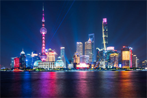 Enjoying the Comfort and Pleasure of Night Cruise on the Huangpu River